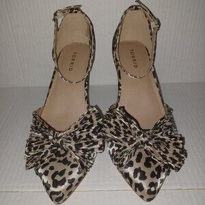 TORRID SATIN BOW LEOPARD PUMP SHOES